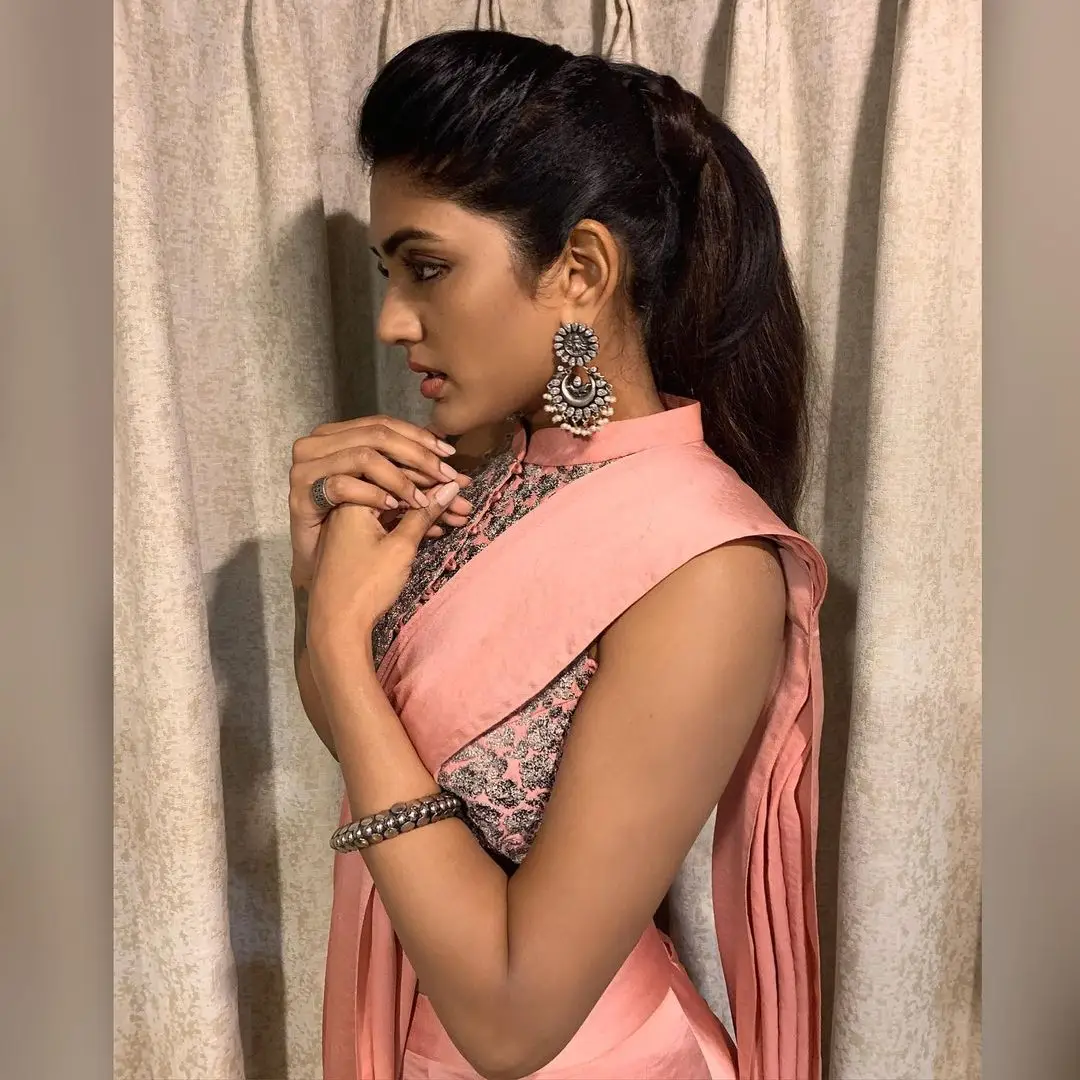 EESHA REBBA STILLS IN INDIAN TRADITIONAL PINK SAREE BLUE BLOUSE 5